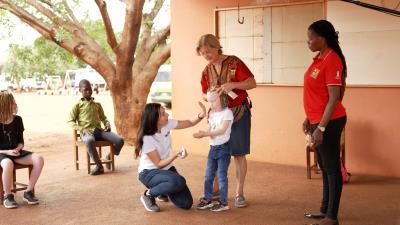 a Mozambique para ayudar a las personas con albinismo | Parte 2
