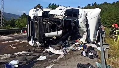 Mueren dos conductores en una salida de vía de un camión en Vilamartín de  Valdeorras | Parte 1